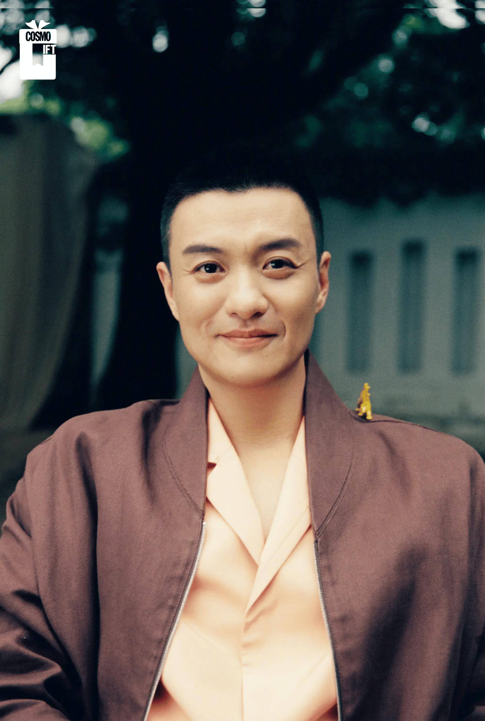 朱丹携周一围拍cosmo七夕大片,穿白色抹胸眼神拉丝,太甜了