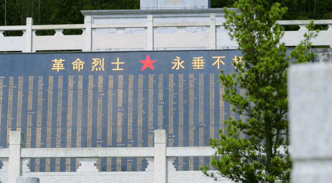 照亮了段段不平凡的人生纪念碑上的红星规模最大的一座革命烈士陵园这