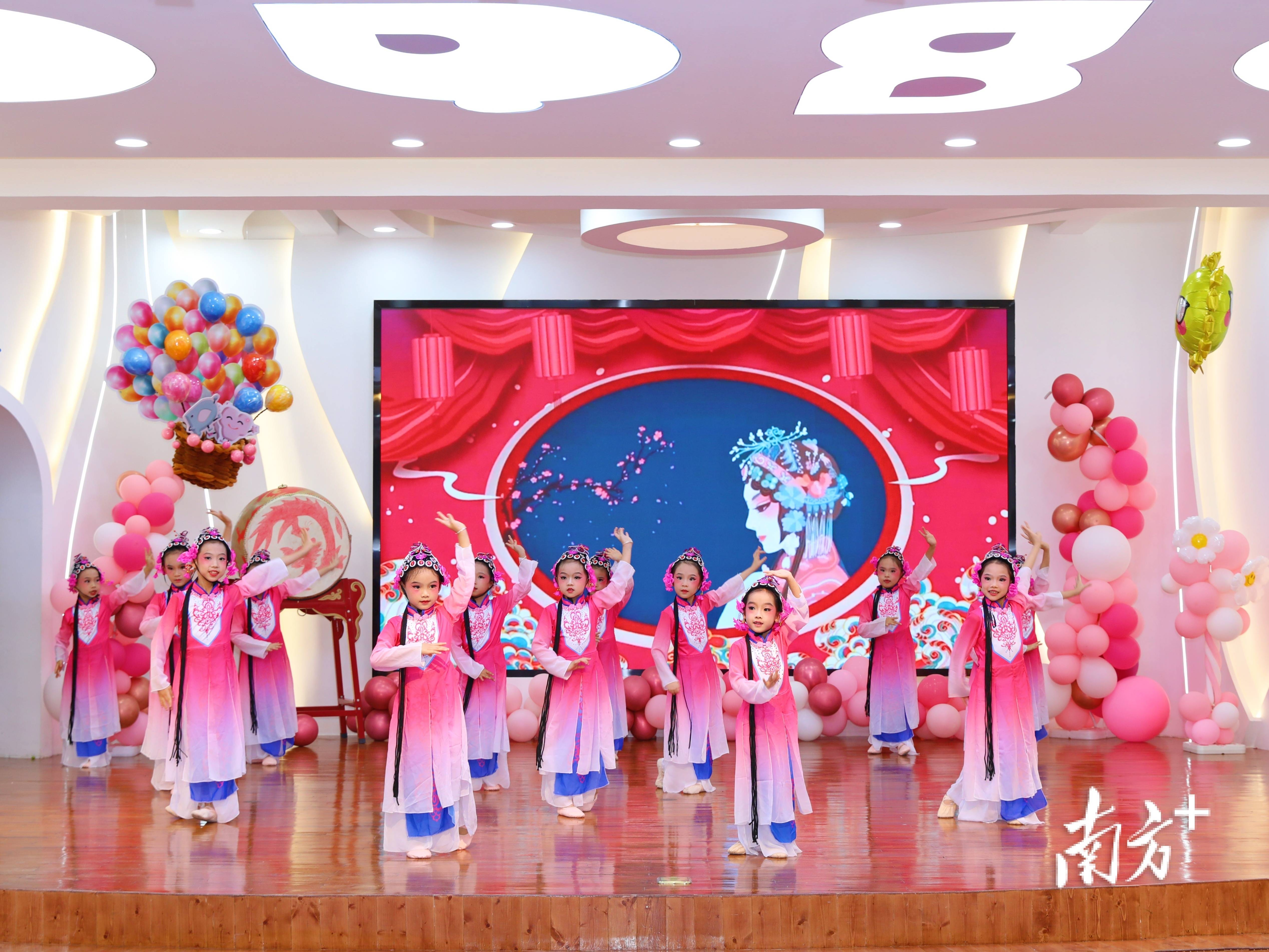 这场毕业典礼活动中,老师和孩子们一起用心布置幼儿园的每一个场景