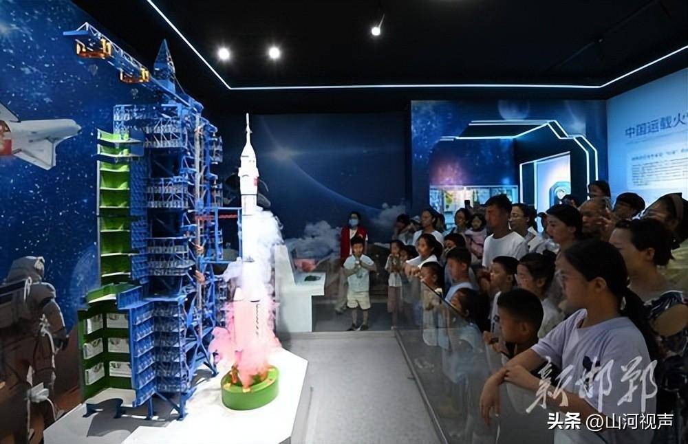 7月28日,小朋友在邯郸市科技馆体验"台风模拟"