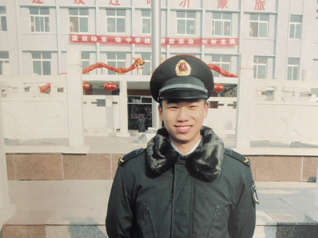 李川,绵阳车务段一名调车长,2011年入伍参军,成为了一名光荣的侦察兵.