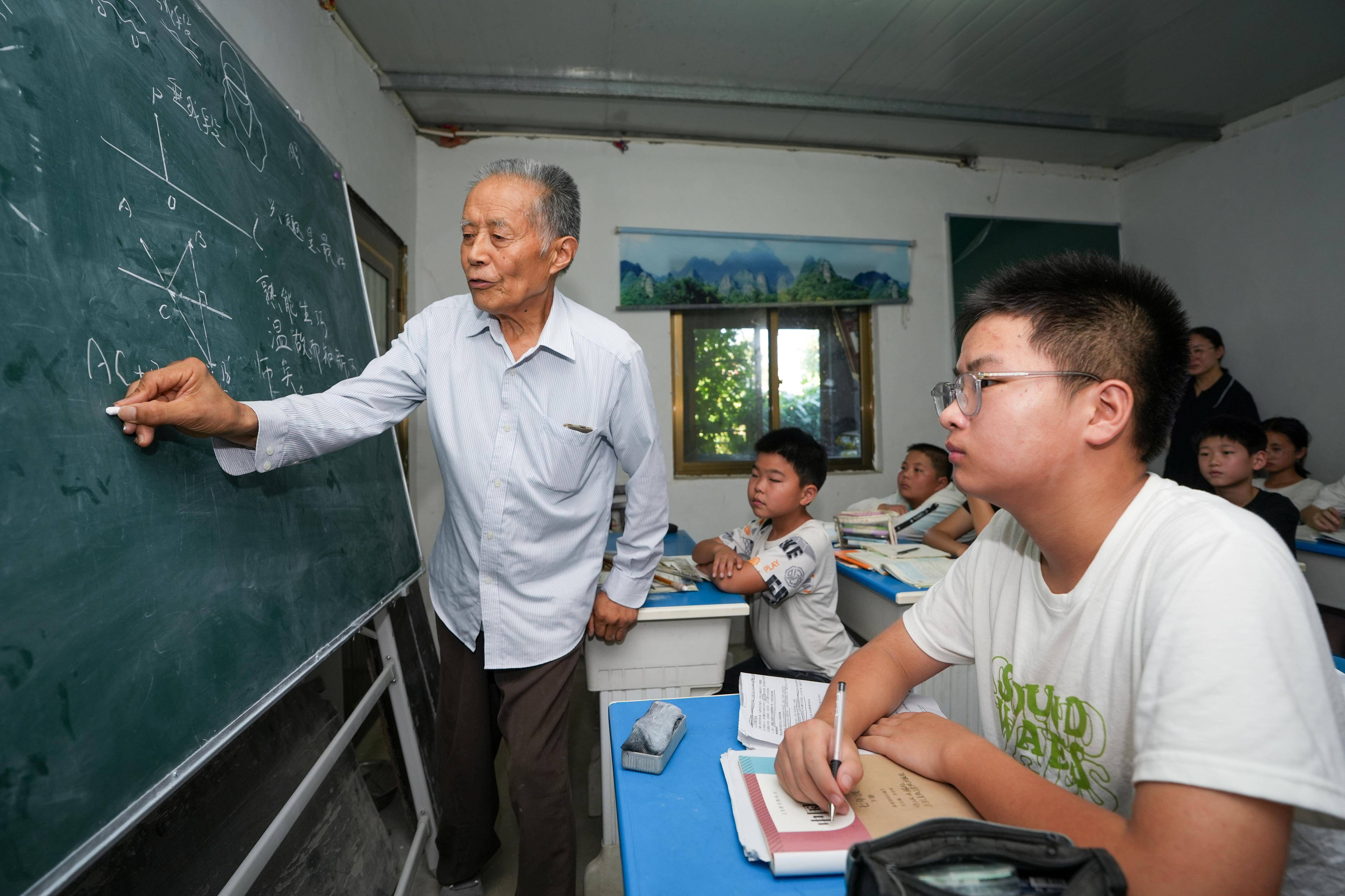 退而不休的马老师坚守三尺讲台守护乡村孩子梦想