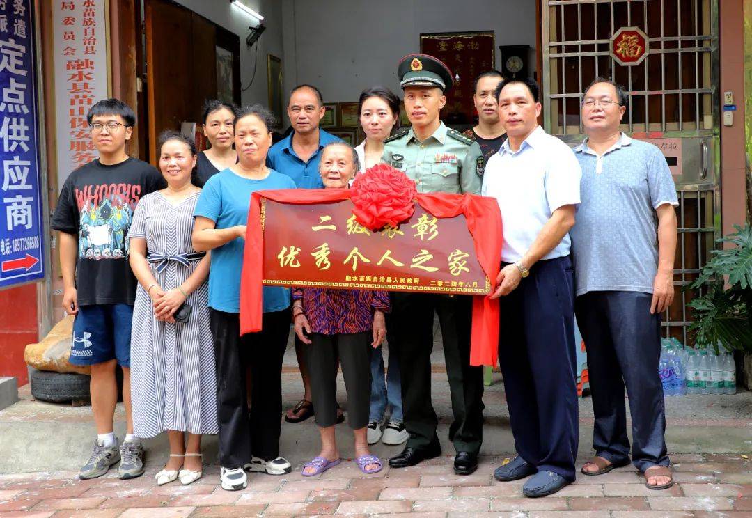 送喜报啦!吴宏宁成为融水首位荣获二级表彰的现役军人