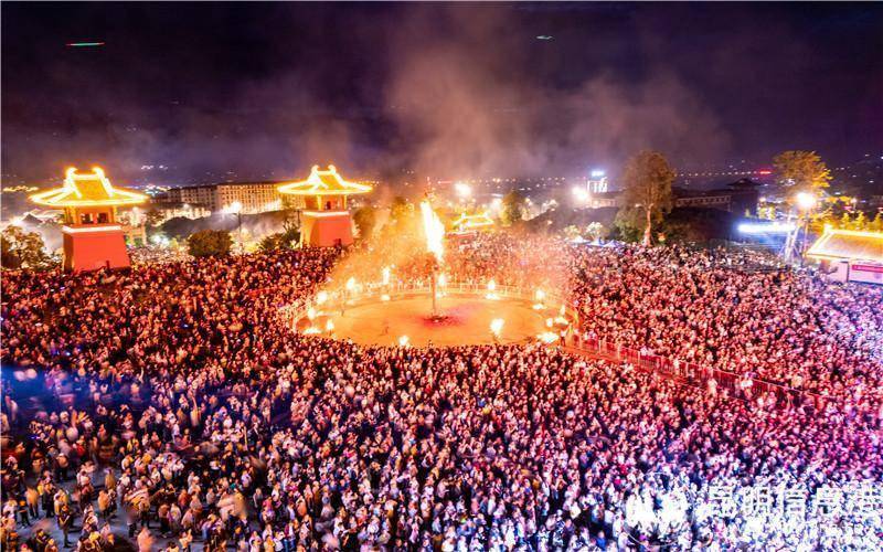 圣火腾歌舞 云南巍山火把节点燃夏日夜空