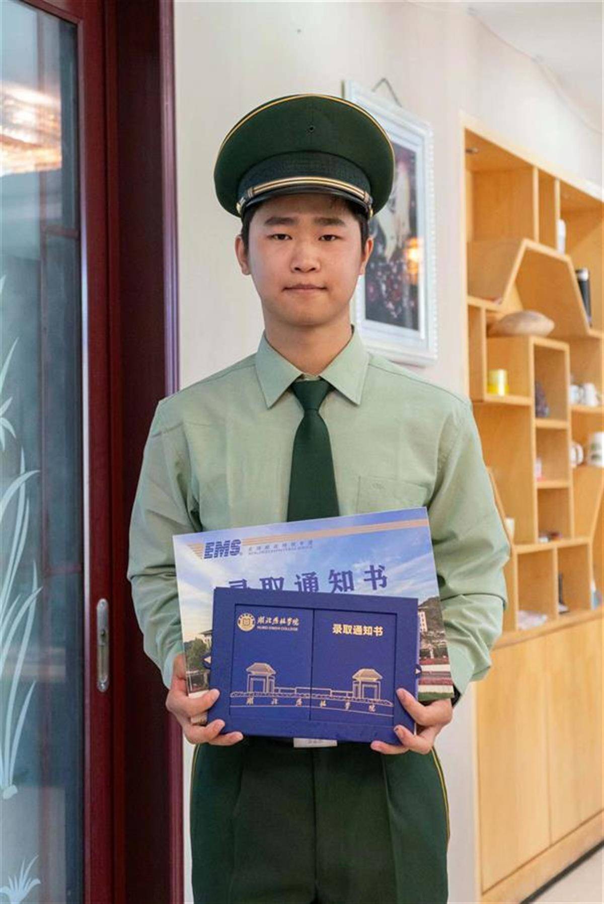 这份特别的礼物是学校对退役军人群体特殊关怀的体