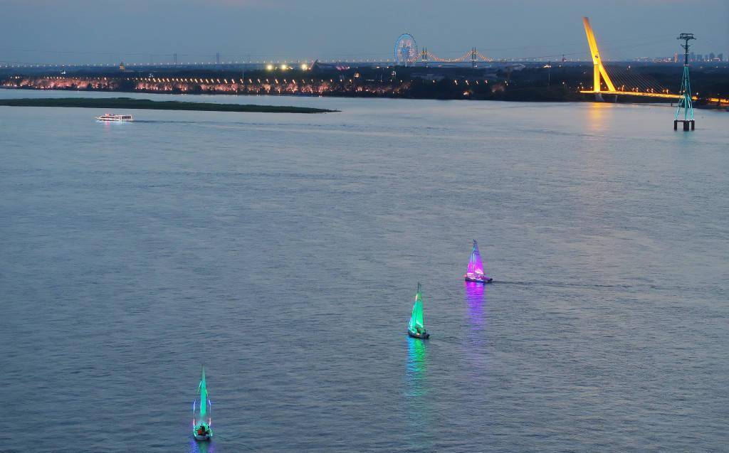 哈尔滨:松花江上彩帆点点灵动夏夜