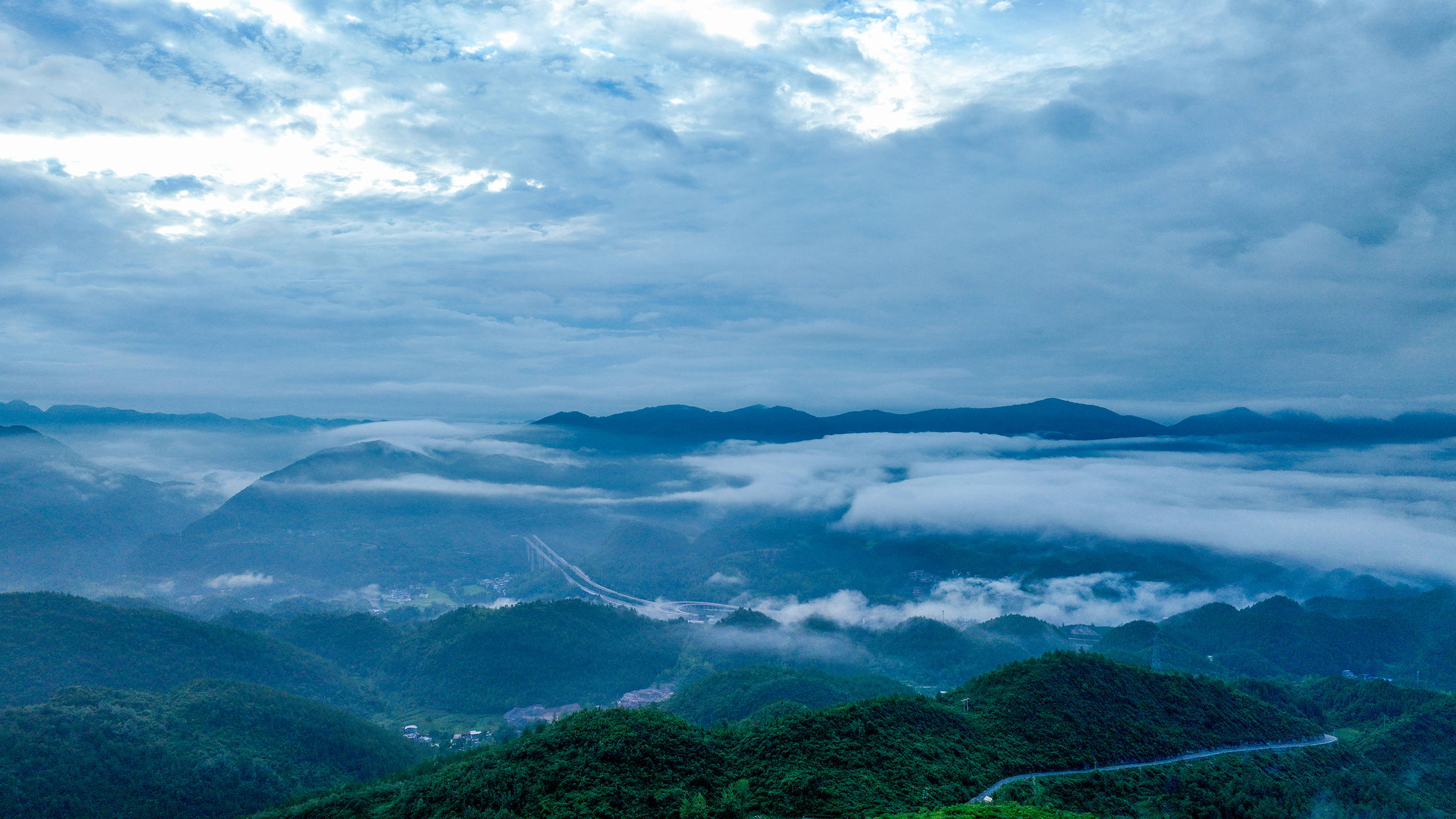 重庆酉阳:云雾环绕 公路如画