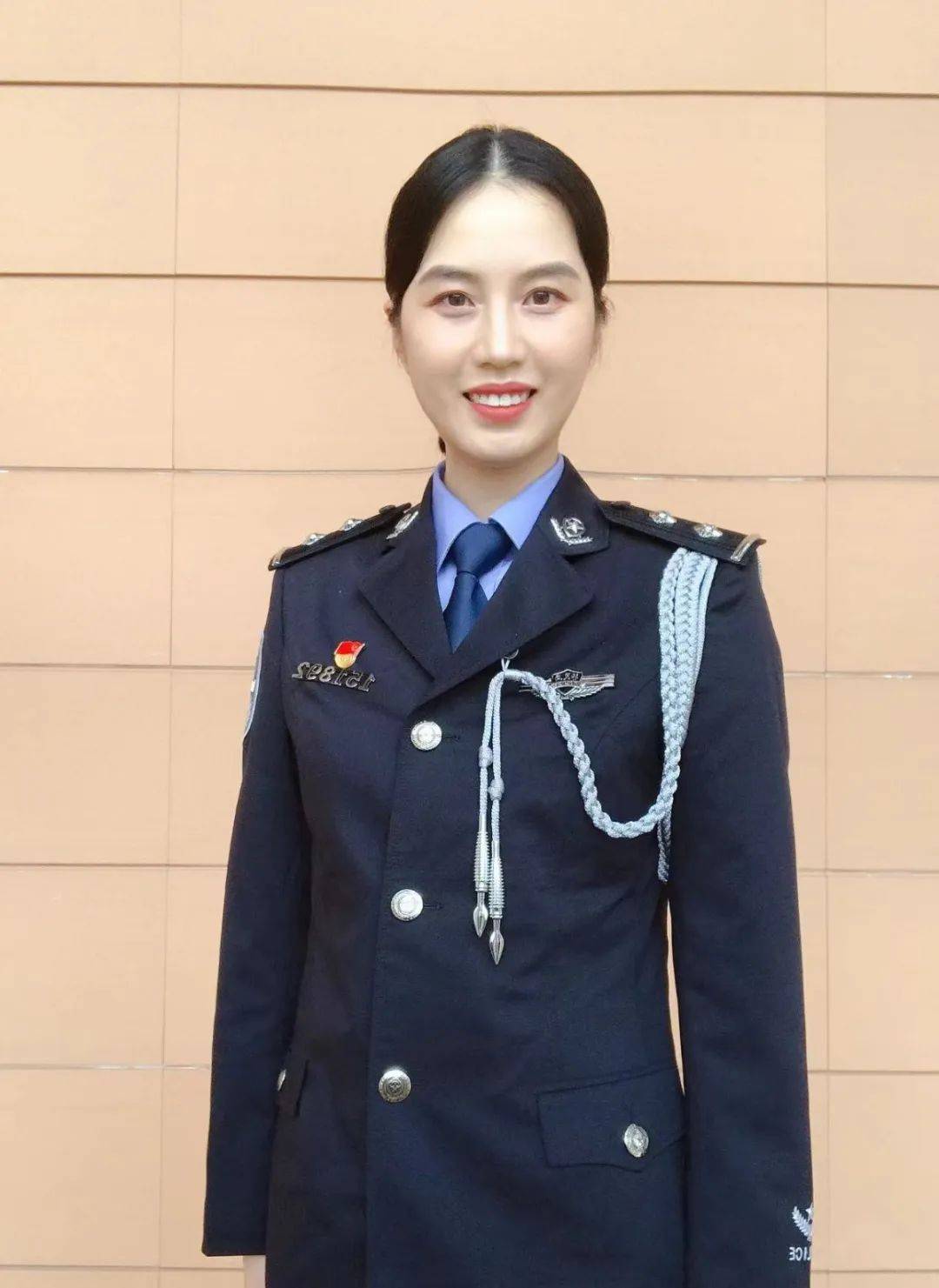 陈 婷 婷坚守初心从"军装"到 "警服",改变的是工作岗位,不变是的初心