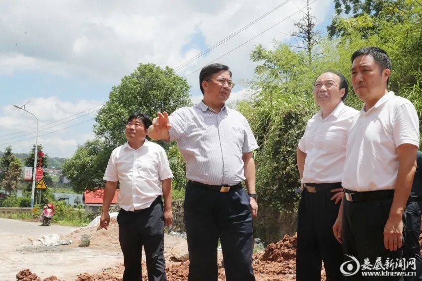 8月2日上午,娄底市委书记邹文辉赴双峰县督导灾后恢复重建工作