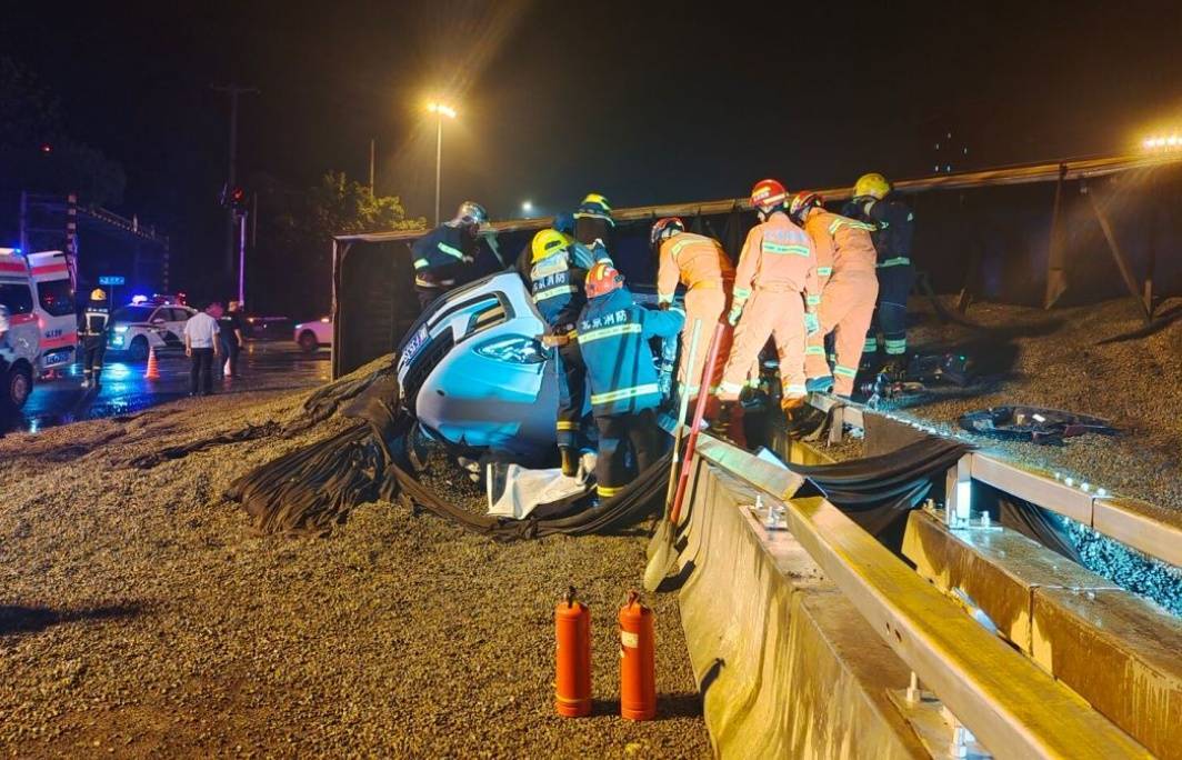 北京密云,百吨砂石半挂车侧翻埋住小轿车,一家三口被困!危急时刻