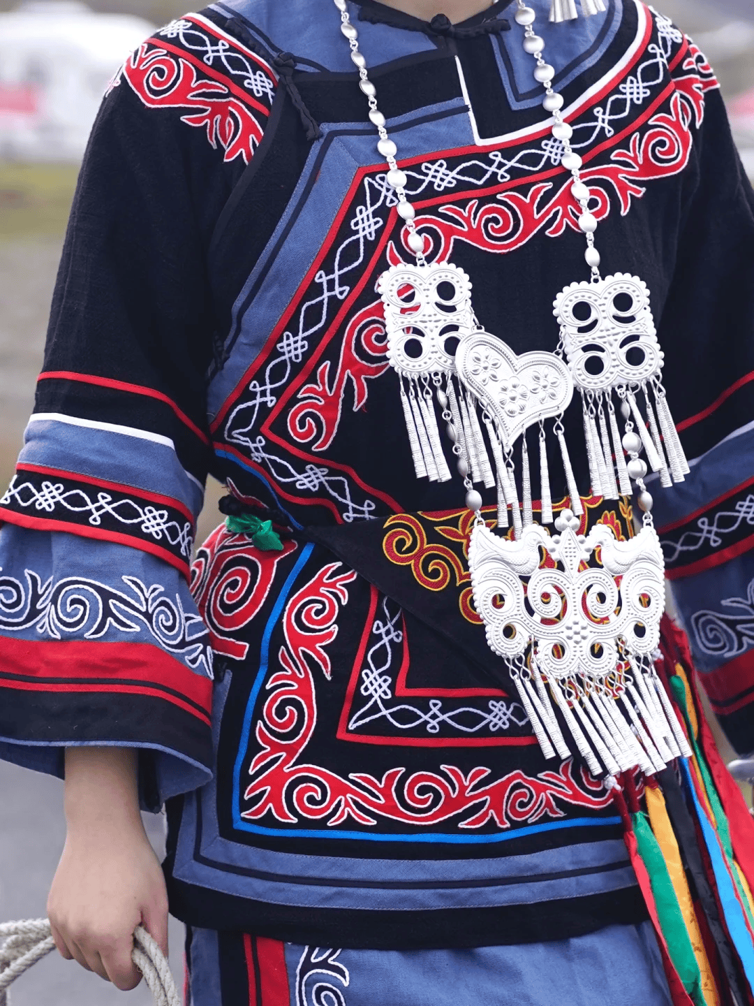 贵州彝族服饰图源:小红书用户@萝卜有点兔服饰不仅是遮体之物,更是