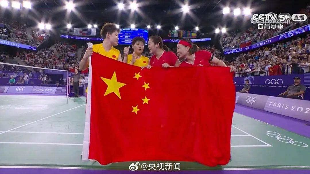 陈清晨贾一凡获得羽毛球女子双打金牌,刘圣书谭宁获银牌