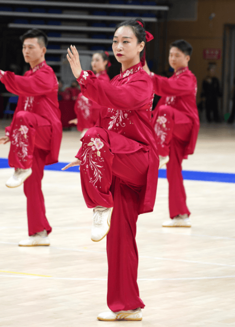福建队获得三十二式太极剑冠军