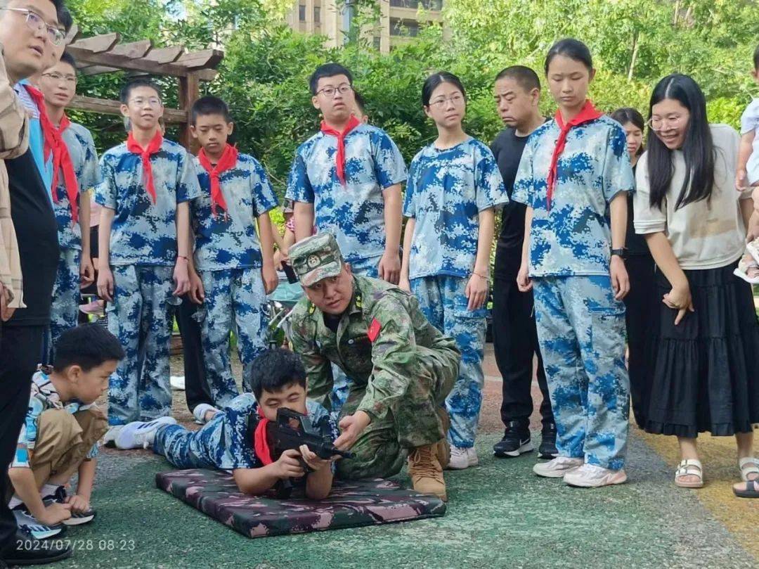 学校还邀请军训教官同学校师生代表走进新城里小区,开展国防教育主题