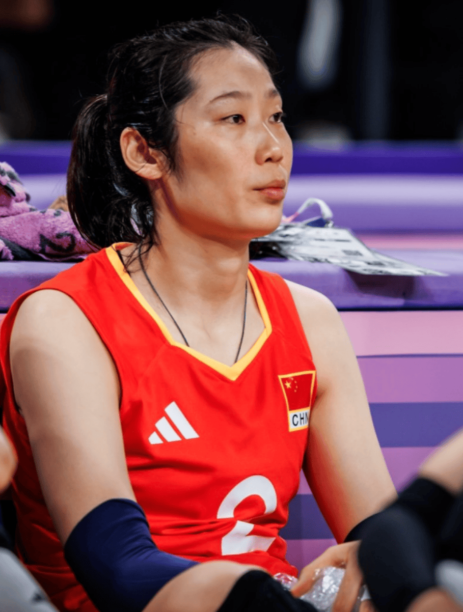 晒朱婷手腕冰敷照惋惜 惠若琪安慰龚翔宇