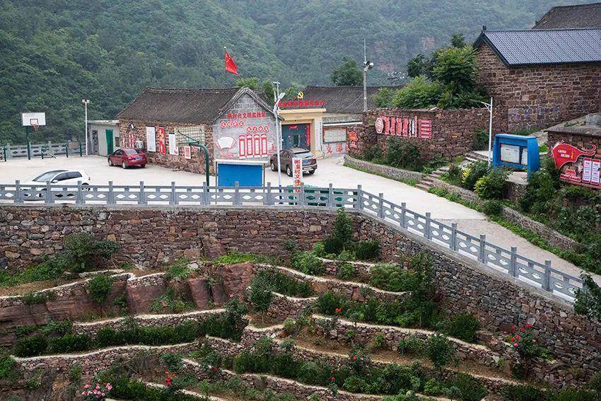 辉县这个村庄挂在山腰上,由脱贫村变身旅游村