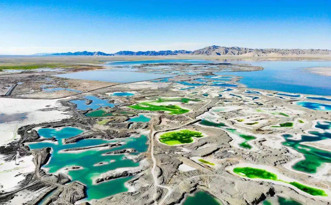 截至7月21日,大柴旦翡翠湖景区游客接待量突破100万人(次),水上雅丹