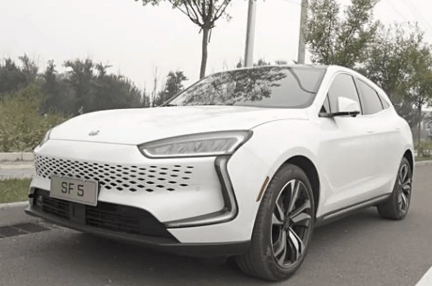 该车在2019年4月上市,是华为联合赛力斯推出华为智选汽车首款产品