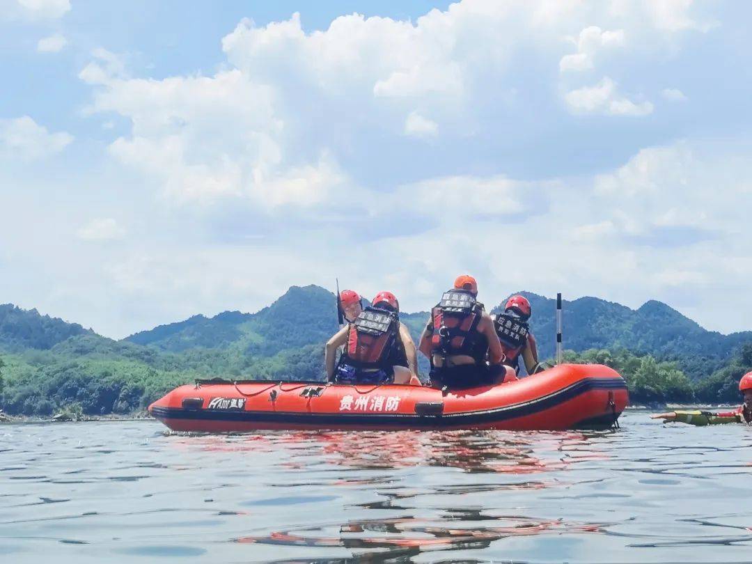 游泳实战模拟环节中组织开展水域救援实战演练经开消防在阿哈湖水库