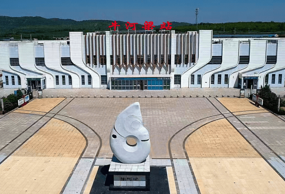 凌源市,建平县开通从高铁站至牛河梁国家考古遗址公园公交旅游线路