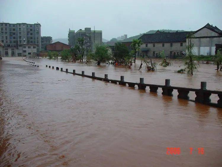 周建生:四十年拍摄一条街