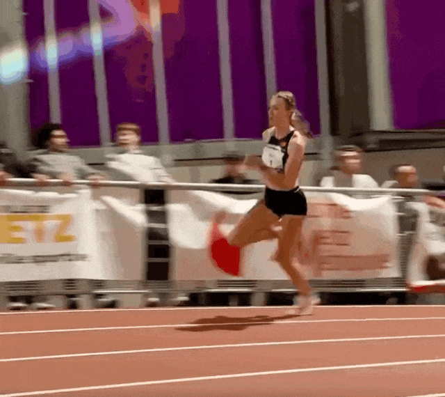 顺便一说,去年8月布达佩斯世锦赛,米奇姐参加女子4x400米接力决赛也整