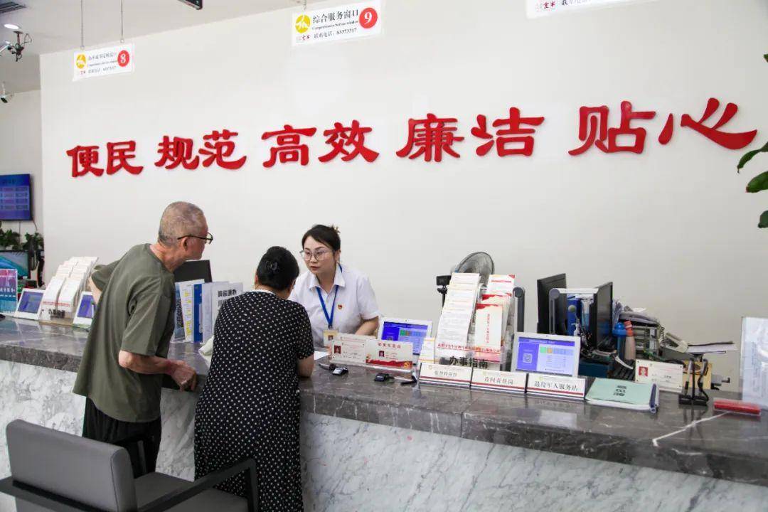 一面锦旗一个故事,这个中心为民服务很暖心