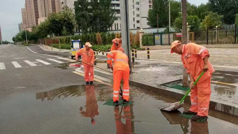 积极应对强降雨 环卫保洁不停歇(图4)