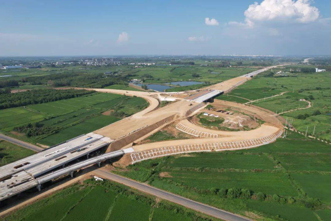 高速公路合肥段路基5标龙门寺枢纽涉蚌合高速钢箱梁顶推施工的顺利
