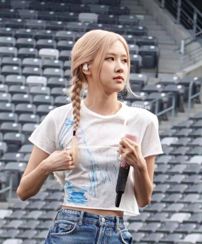 韩国知名女星,出道八周年,经纪公司送花祝贺,她晒出认证照感谢_朴彩英