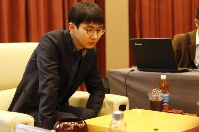 8日围棋赛事 柯洁晋级半决赛 一力辽打入4强 辜梓豪胜卞相壹