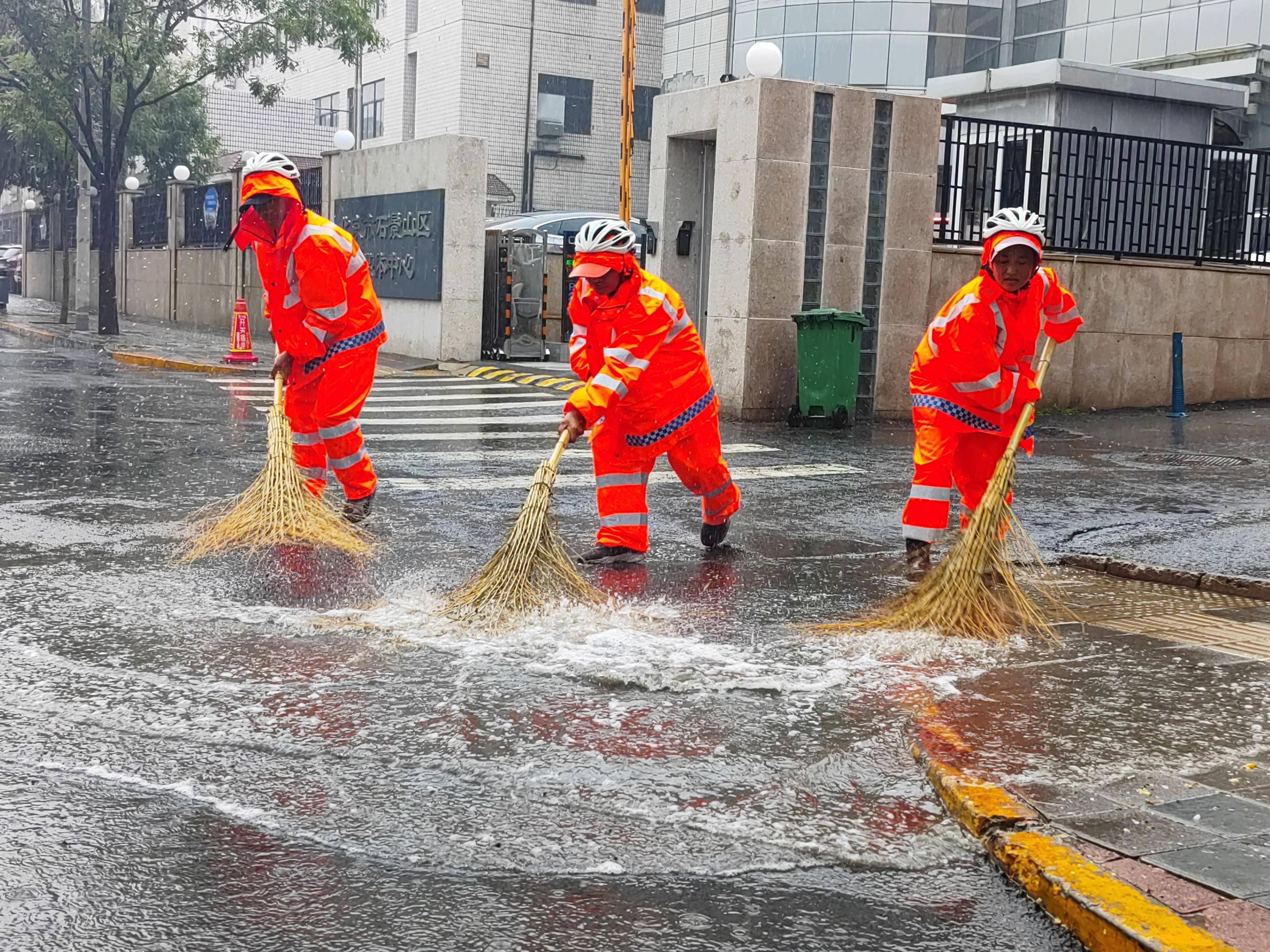 北京降雨逐渐展开,环卫人员冒雨清理积水_暴雨_阵风_山区