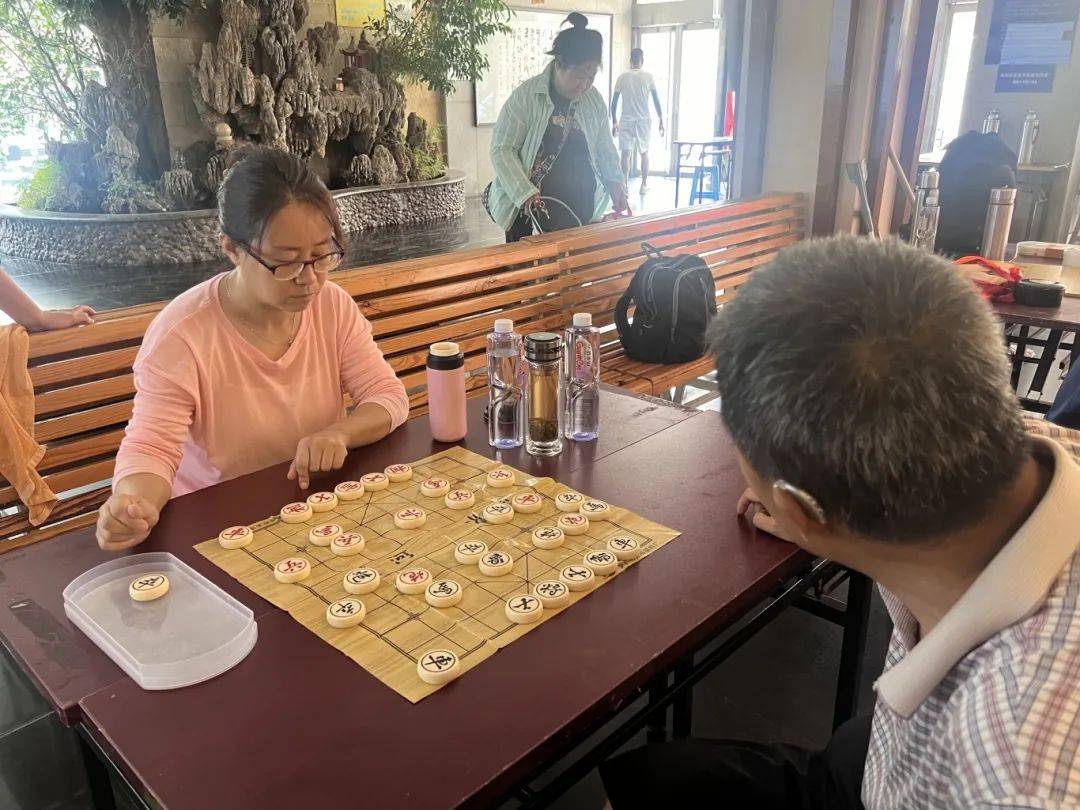 此次进社区的项目包括旱地冰壶,乒乓球,象棋,飞镖等