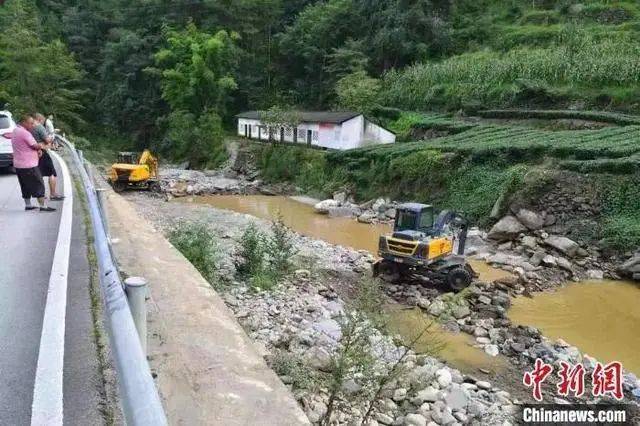 装载31吨硫酸的货车侧翻！河水污染，当地回应→