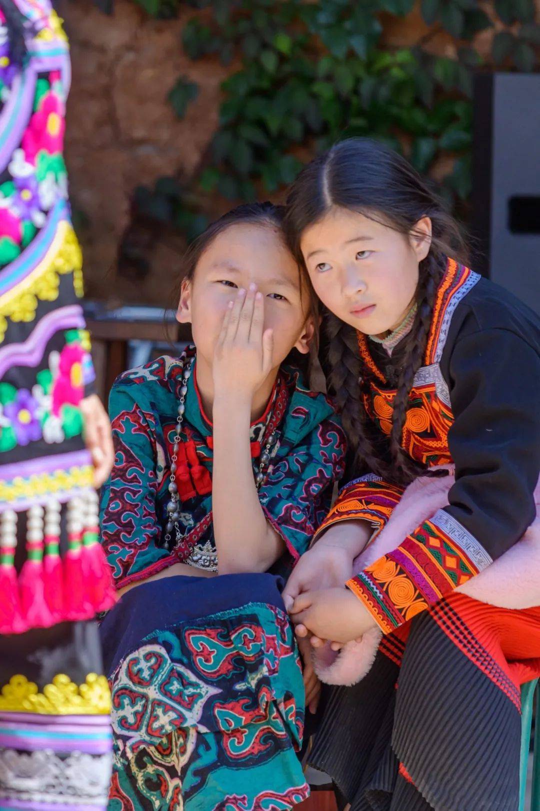 身着俚颇彝族服饰的小朋友陌巷柴米,皆为烟火翁媪絮语,俱是人间28