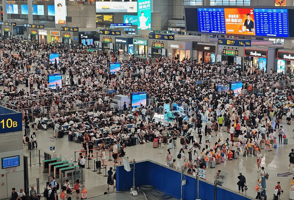 "候车大厅闷热"现象此前在全国多地都曾出现过,如杭州东站,北京南站等