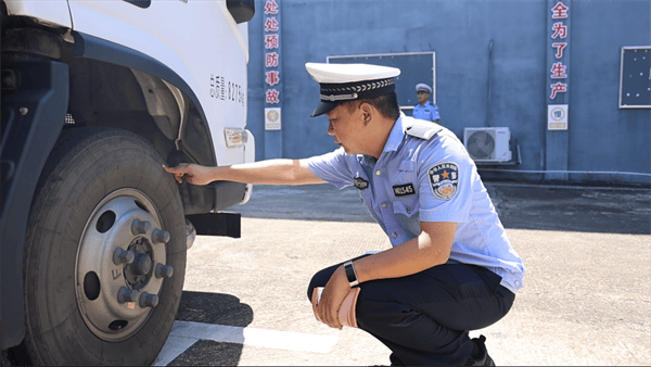 冷水滩交警大队车辆管理所重点车辆资料室民警唐军华表示:"下一步