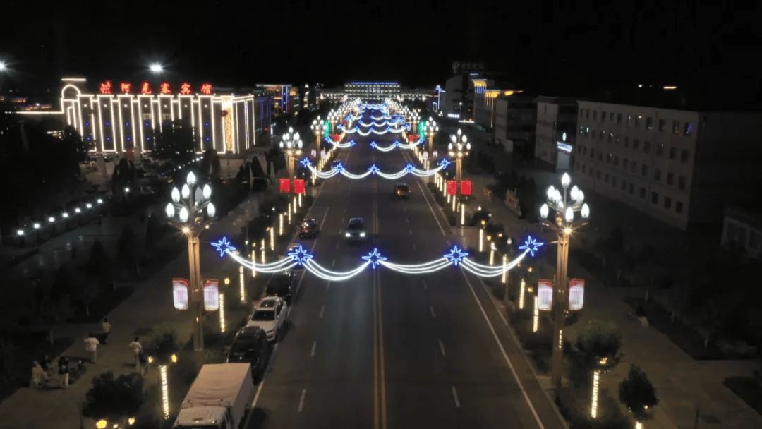 【聚焦建县70年】阿克塞:扮靓城市夜空 新景新貌迎县庆