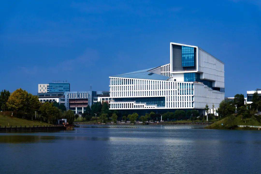 菠萝流心雪糕化作满载欢乐的冰淇淋盛宴多彩建筑与甜蜜味觉相交融充满