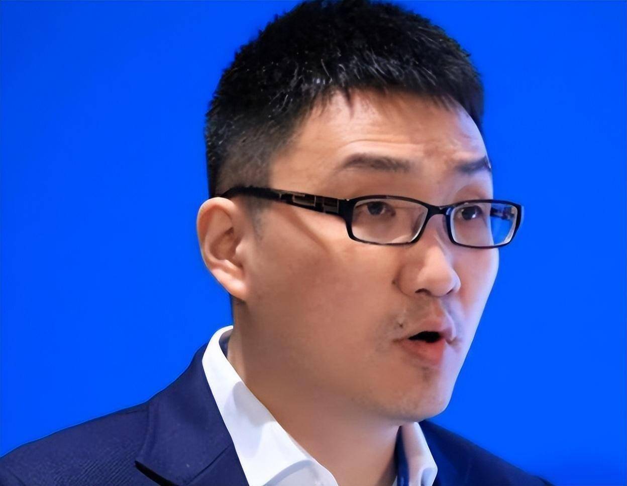 中国首富换人!44岁黄峥反超"水王"钟睒睒,身家超486亿美元