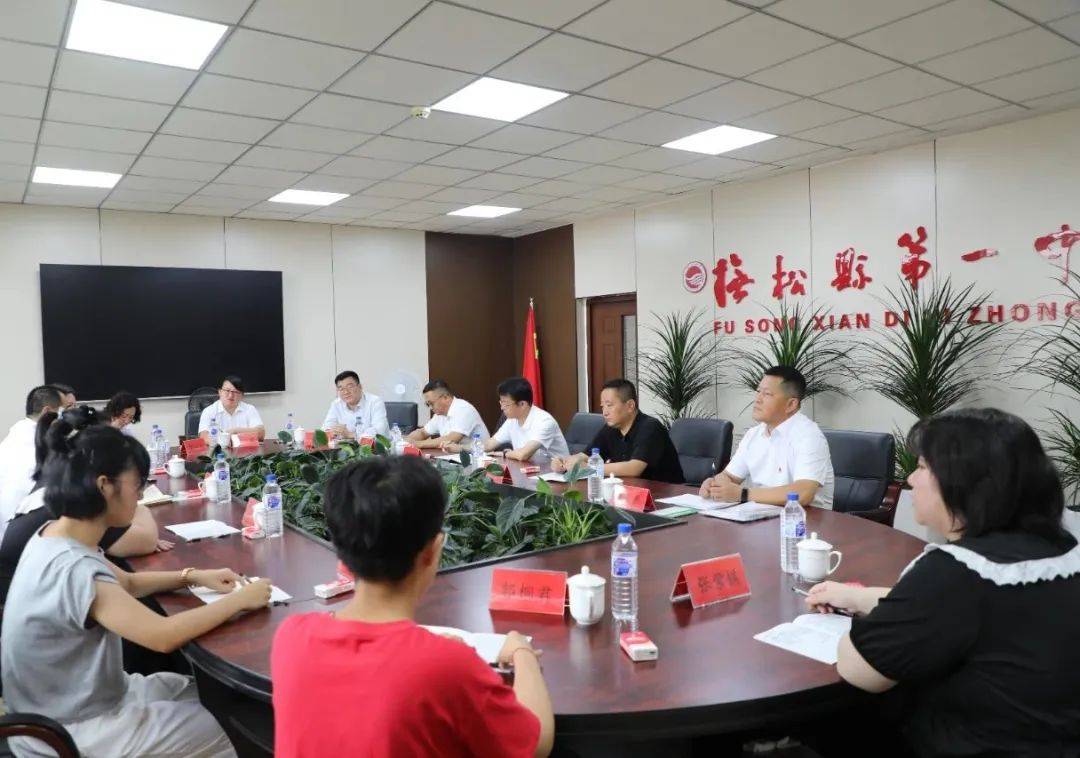 8月10日,抚松县委副书记,县长刘怀辉深入抚松县第一中学慰问2024优秀