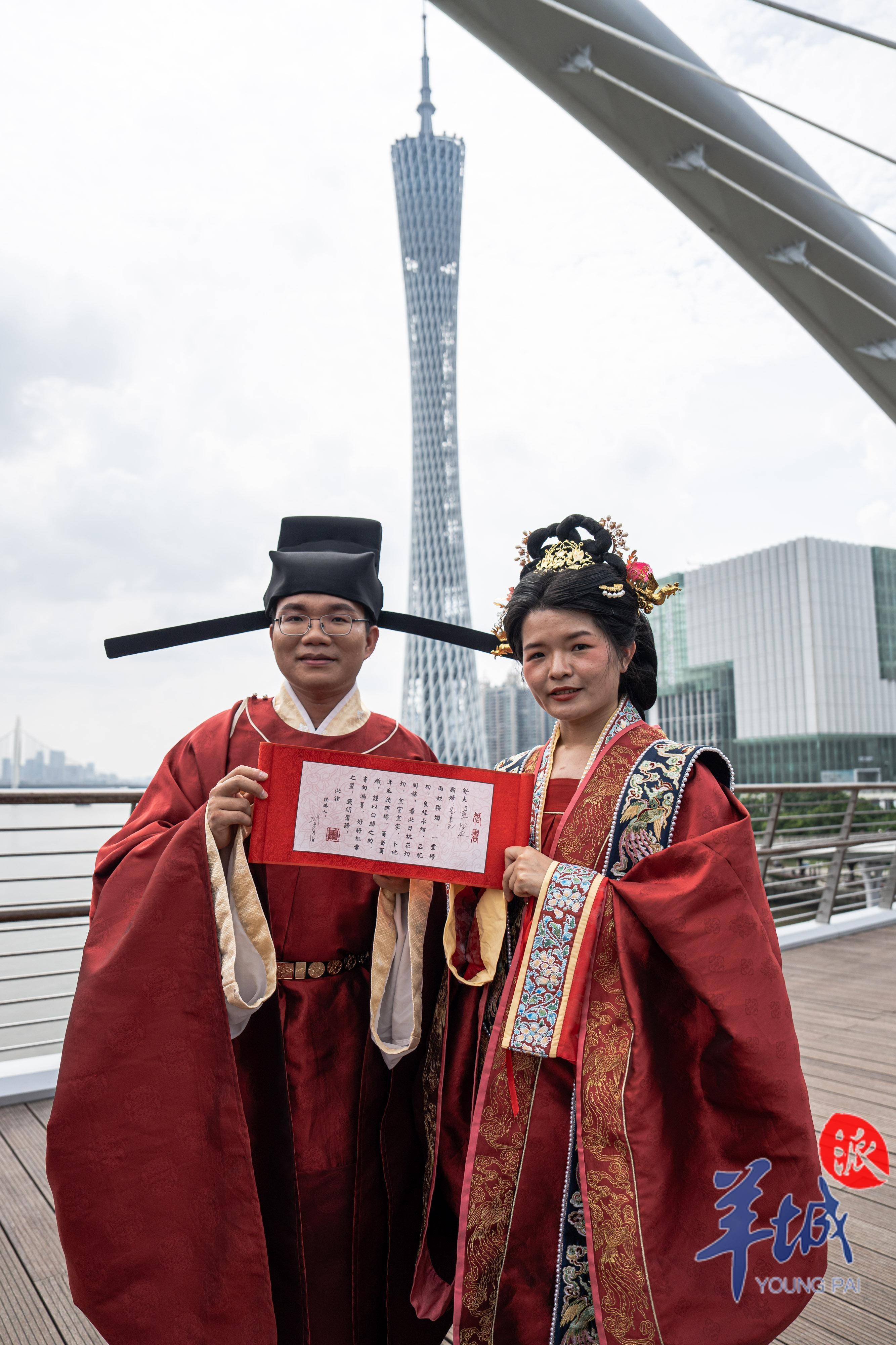 七夕佳节广州14对新人在海心桥上演鹊桥会