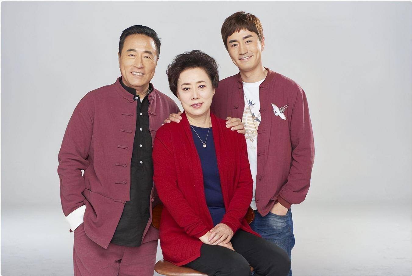 如今才明白,杨立新养了徐帆3年,换来了冯小刚半辈子的"报恩"_杨玏