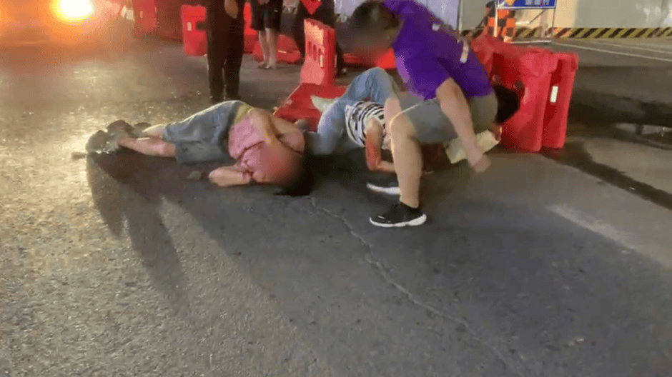 深夜呼市光明大街一饭店内多人打架 一男子被酒瓶爆头倒地不起