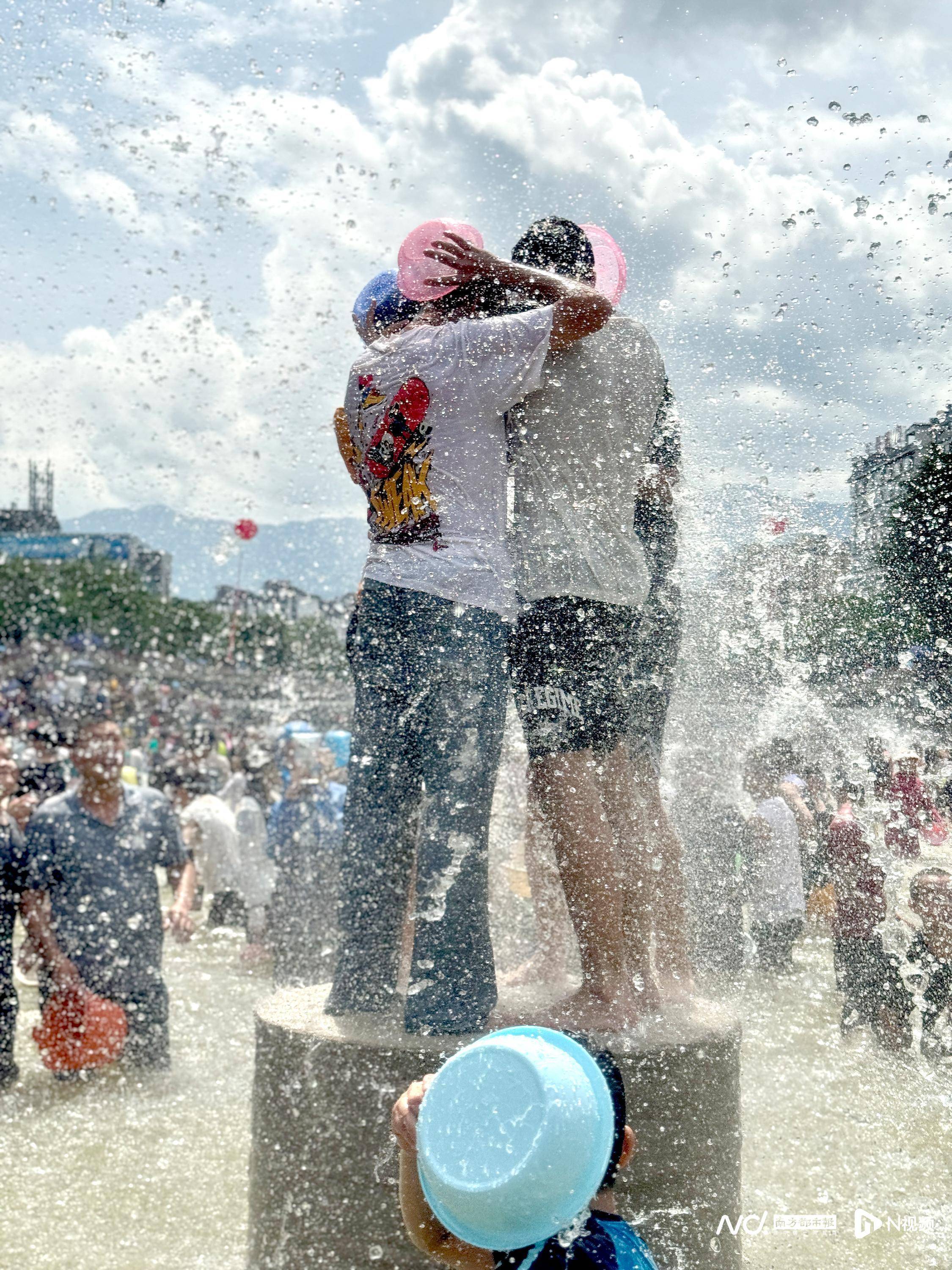 接住"泼天"祝福!清远连山"七月香"戏水节18万人齐戏水