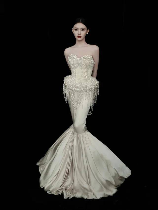 林允珍珠抹胸鱼尾裙性感写真,美艳不可方物,每一帧都是视觉享受