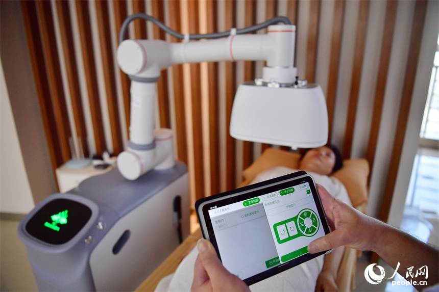 江西南昌:中医智慧 人工智能 热敏灸机器人"上岗"