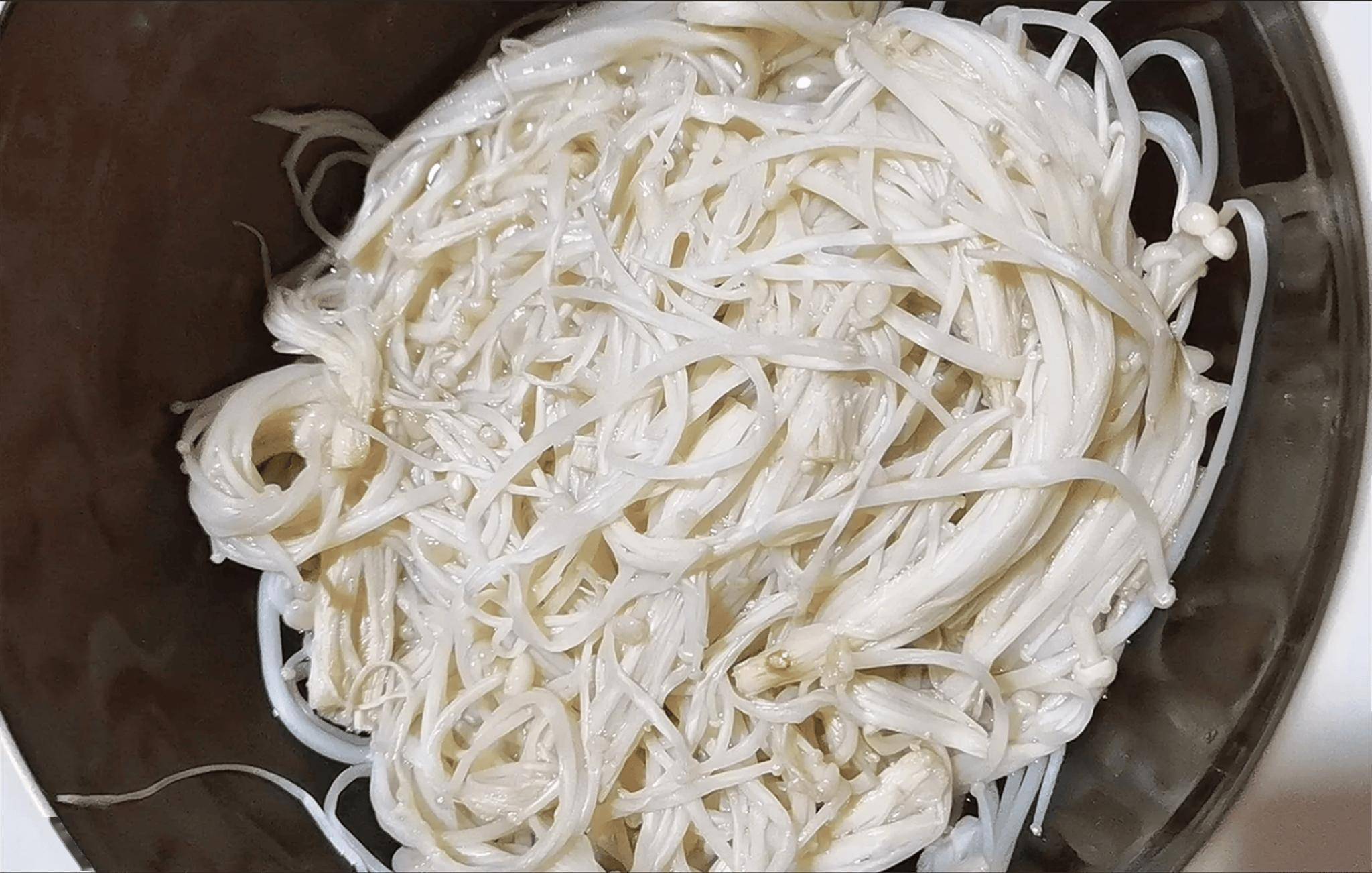 步骤六:淀粉水清洗如果担心金针菇缝隙中仍有残留物,可以尝试