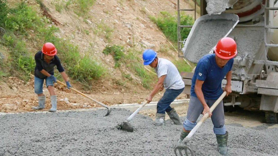 施工带来了挑战开展路面铺筑,砌筑堡坎等工作建设者们头戴安全帽机器