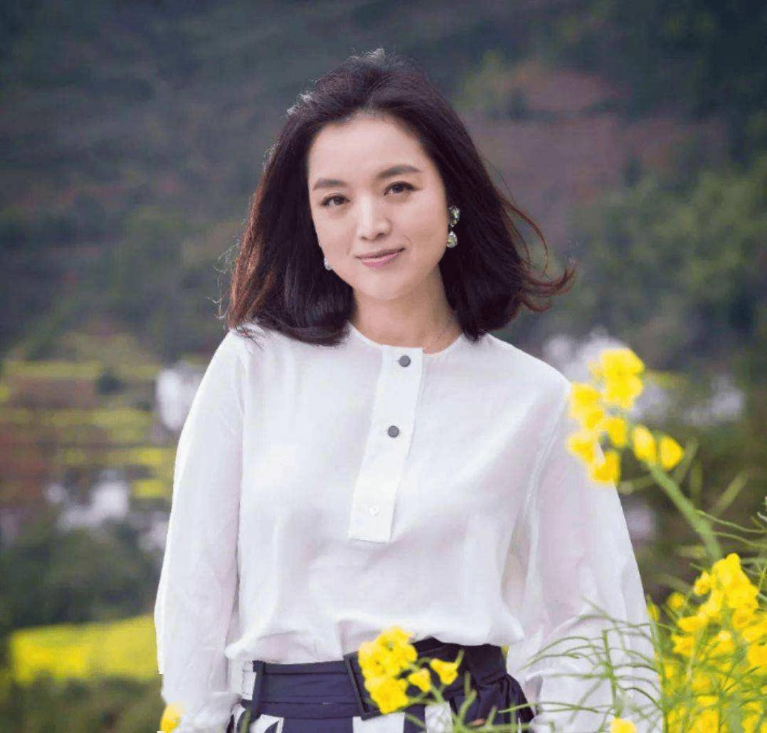歌唱家白雪:一婚嫁富豪毁了事业,二婚嫁小8岁丈夫终获幸福